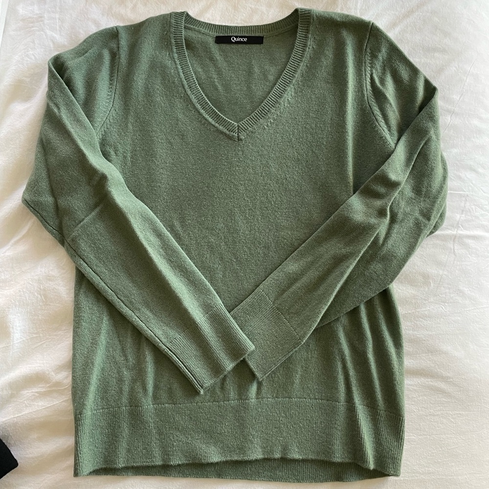 Quince Women’s Size Small Mongolian Cashmere V Neck Sweater
